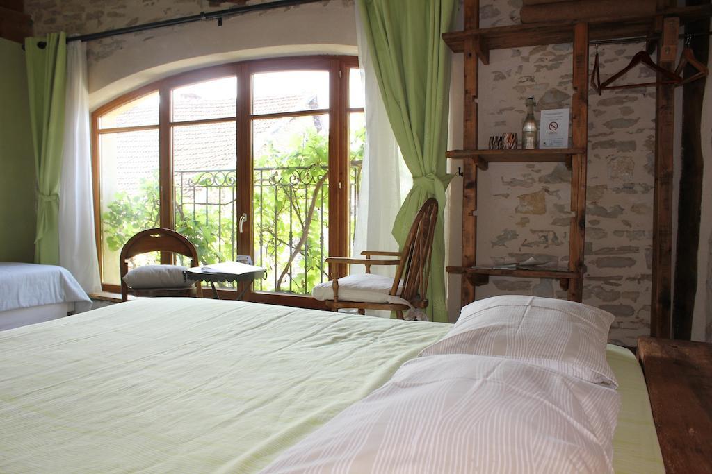 La Bicyclette Fleurie Bed and Breakfast Villemoirieu Rum bild