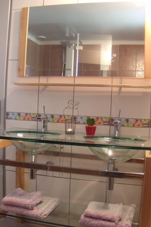 La Bicyclette Fleurie Bed and Breakfast Villemoirieu Rum bild
