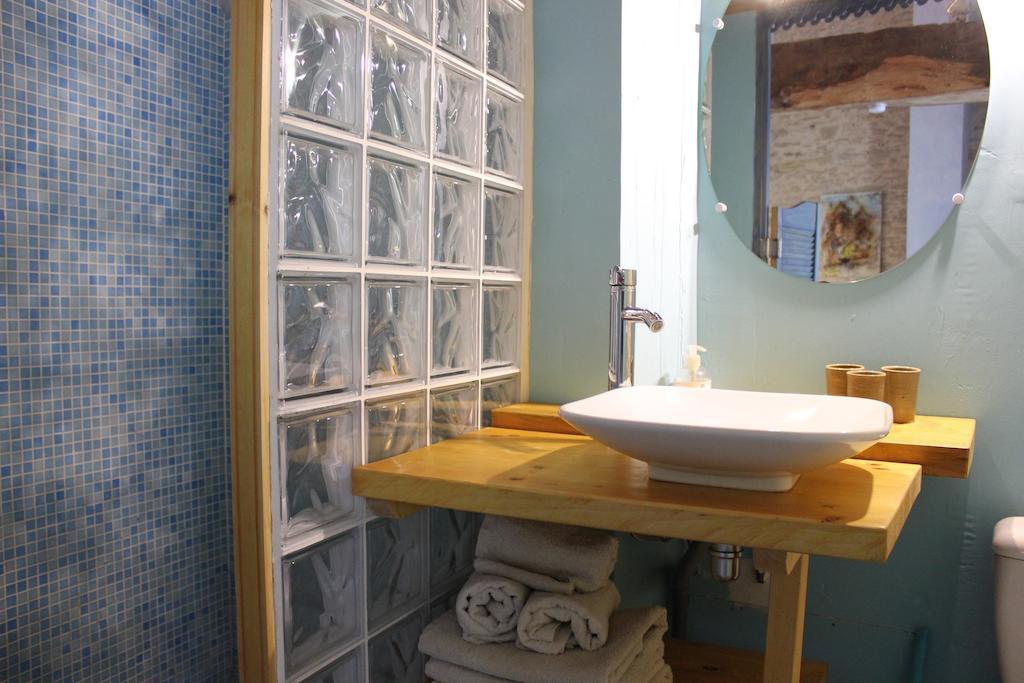 La Bicyclette Fleurie Bed and Breakfast Villemoirieu Rum bild
