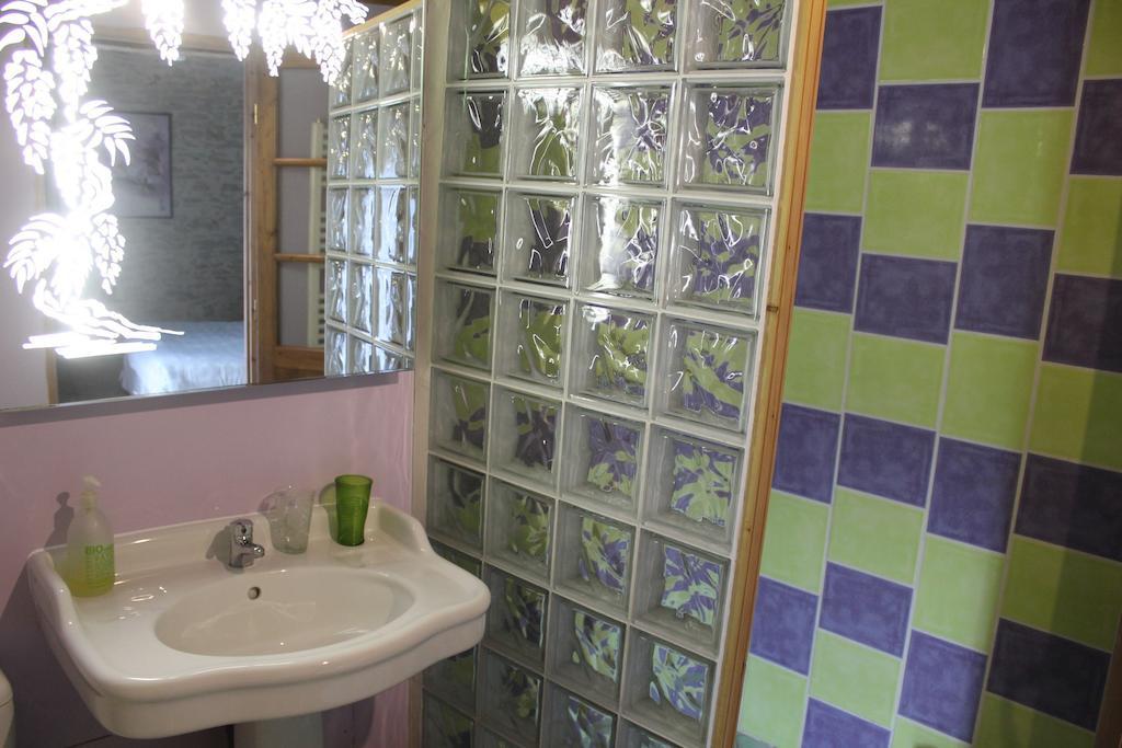 La Bicyclette Fleurie Bed and Breakfast Villemoirieu Rum bild